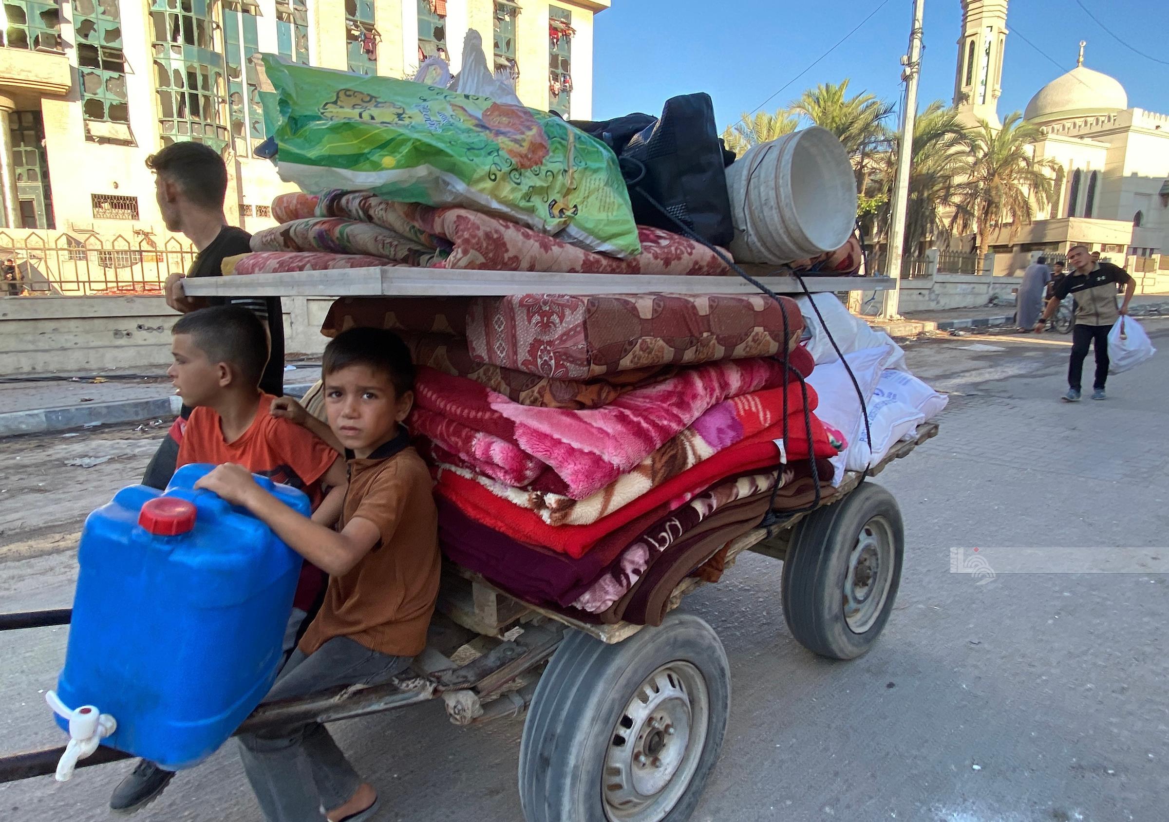 مواطنون بينهم أطفال ينزحون من جباليا لحي الرمال في مدينة غزة (تصوير: وفا)